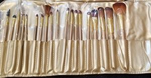 NWOT 21 pc make up brush set